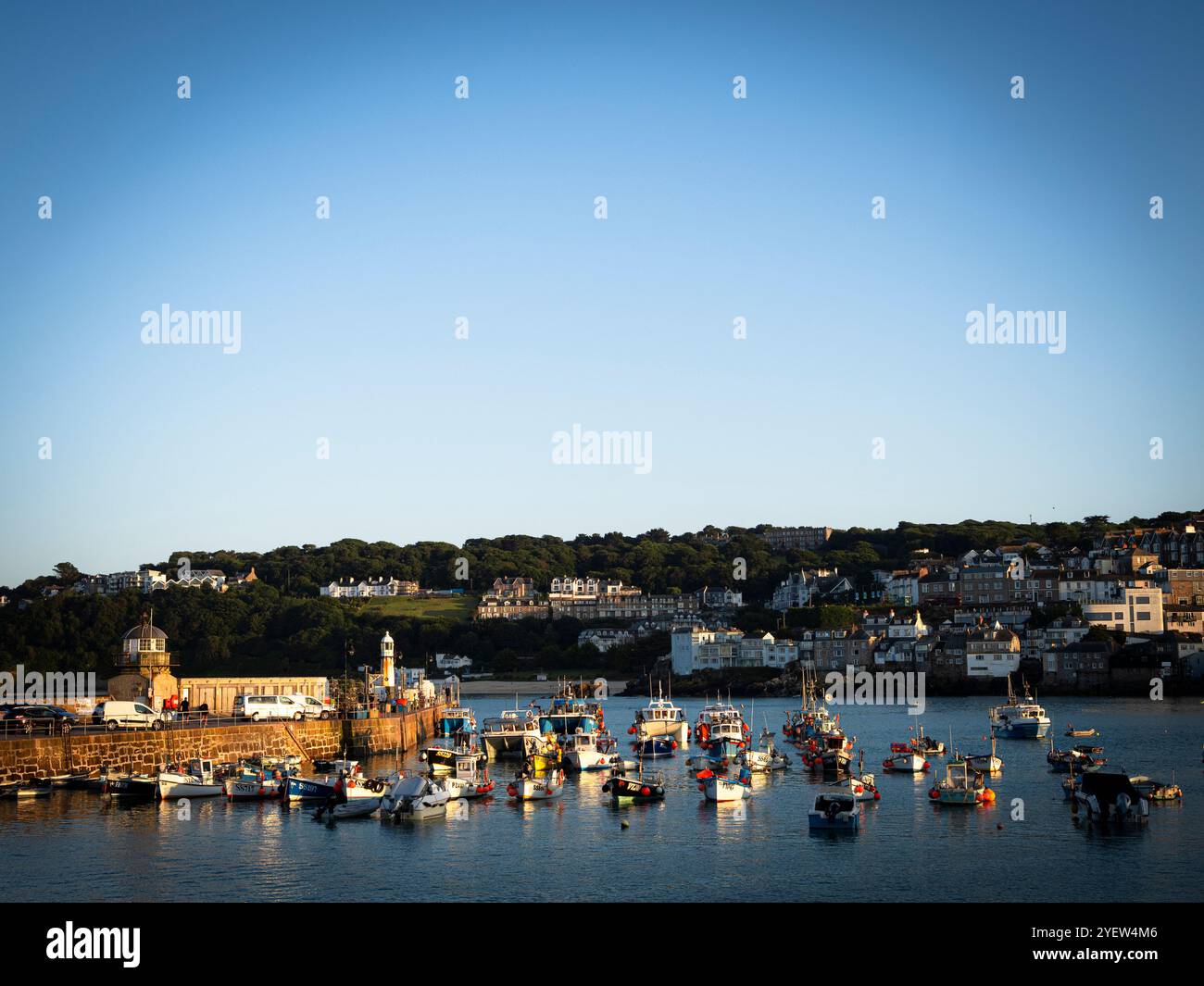 Sonnenaufgang, Fischerboote, St. Ives Harbour, Cornwall, England, GROSSBRITANNIEN, GB. Stockfoto