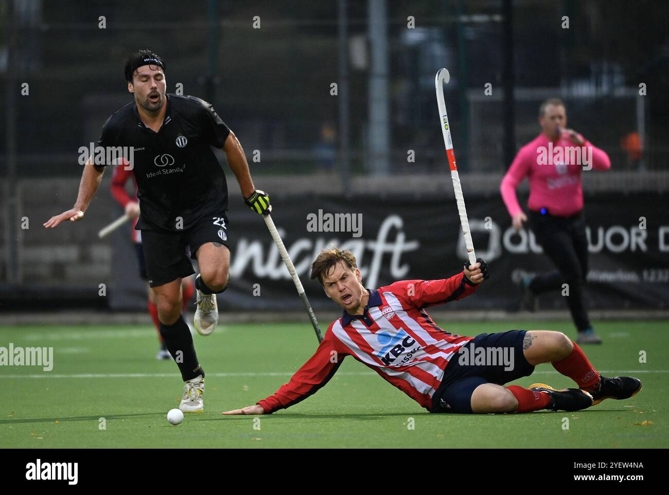 Brüssel, Belgien November 2024. Simon Gougnard und Tom Boon von Leopold kämpfen um den Ball während eines Hockeyspiels zwischen Racing und Leopold am Freitag, den 1. November 2024 in Brüssel, am 9. Tag der belgischen Hockeymeisterschaft in der ersten Liga. BELGA FOTO JOHN THYS Credit: Belga News Agency/Alamy Live News Stockfoto