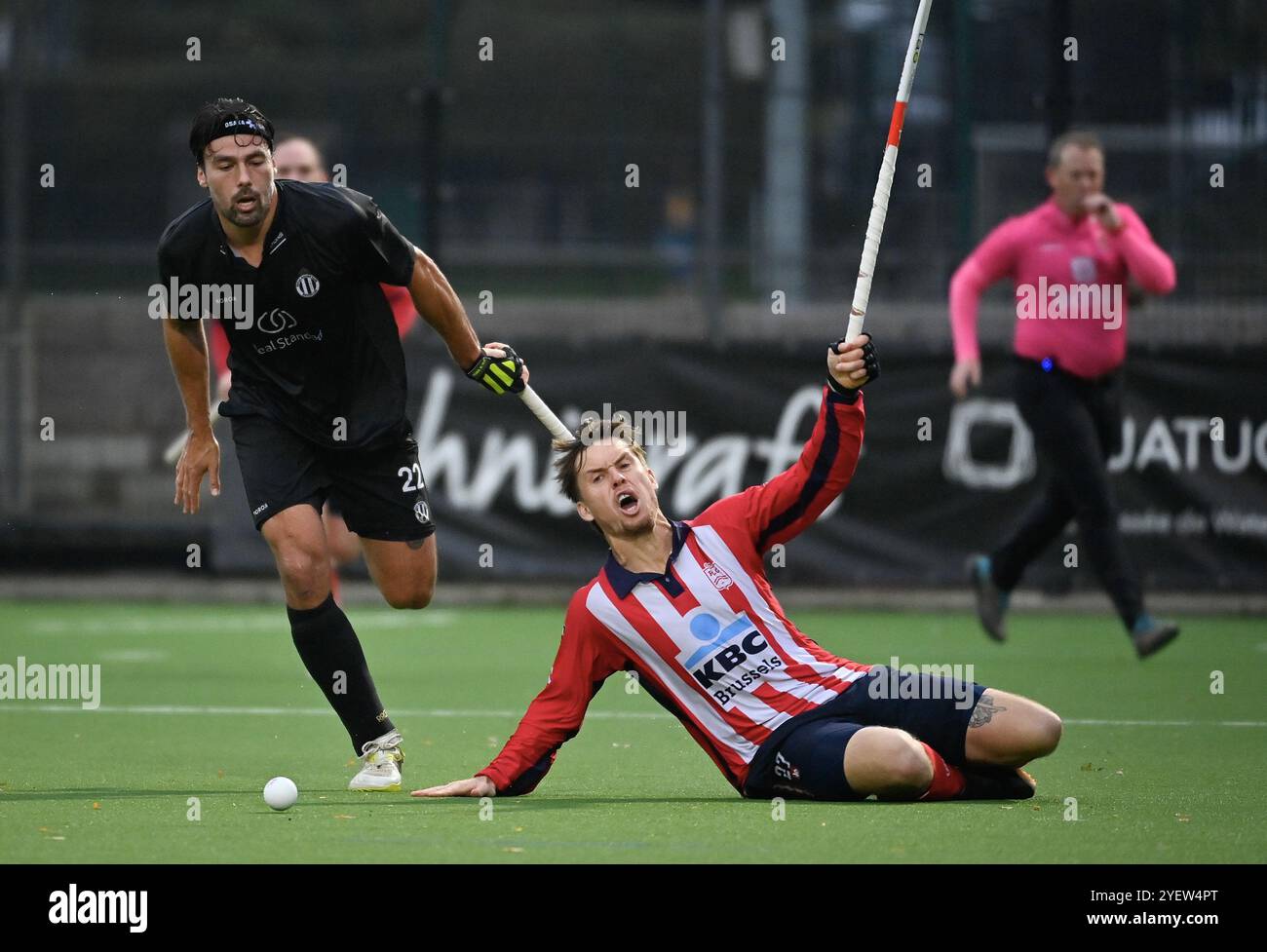 Brüssel, Belgien November 2024. Simon Gougnard und Tom Boon von Leopold kämpfen um den Ball während eines Hockeyspiels zwischen Racing und Leopold am Freitag, den 1. November 2024 in Brüssel, am 9. Tag der belgischen Hockeymeisterschaft in der ersten Liga. BELGA FOTO JOHN THYS Credit: Belga News Agency/Alamy Live News Stockfoto