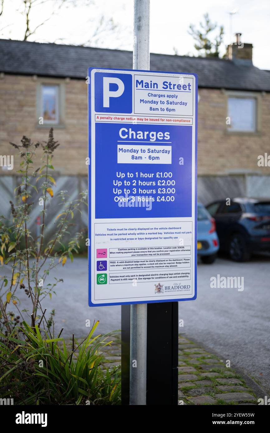 Finanzierungsdefizit des Bradford council – neue Parkgebühren unterzeichnen einen Teil der Maßnahmen zur Deckung des Fehlbetrags von 40 Mio. £ bis 2025/26, Burley in Wharfedale, Ilkley Stockfoto