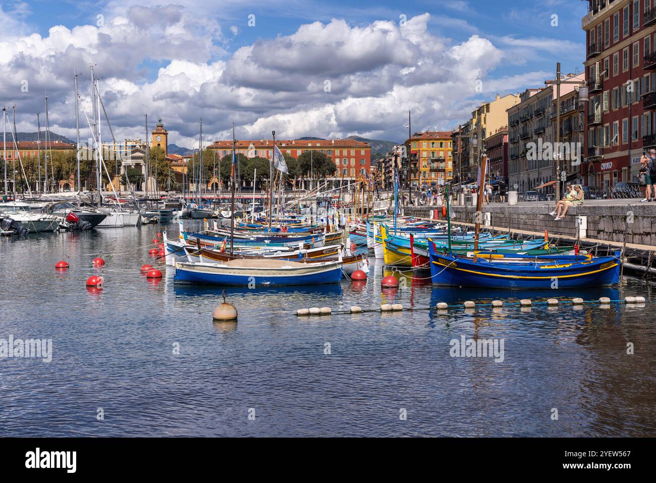 Private Boote und leuchtende Fischerboote liegen im Hafen / Hafen von Nizza, französische Riviera, Alpes-Côte dAzur, Südfrankreich Stockfoto