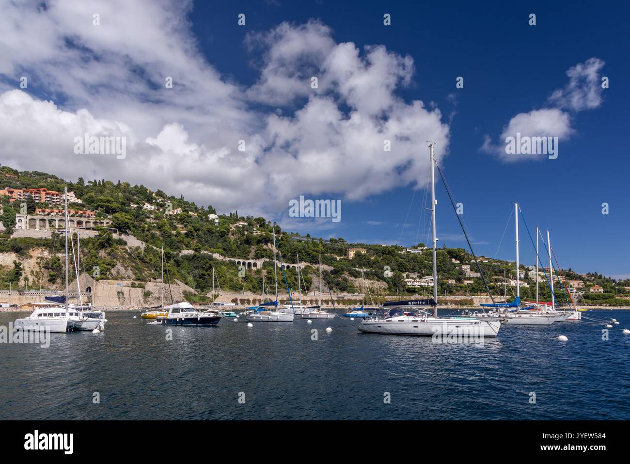 Der malerische Hafen von Villefranche-sur-Mer mit angelegten Yachten. Villefranche-sur-Mer, Cote d'Azur, französische Riviera, Frankreich Stockfoto