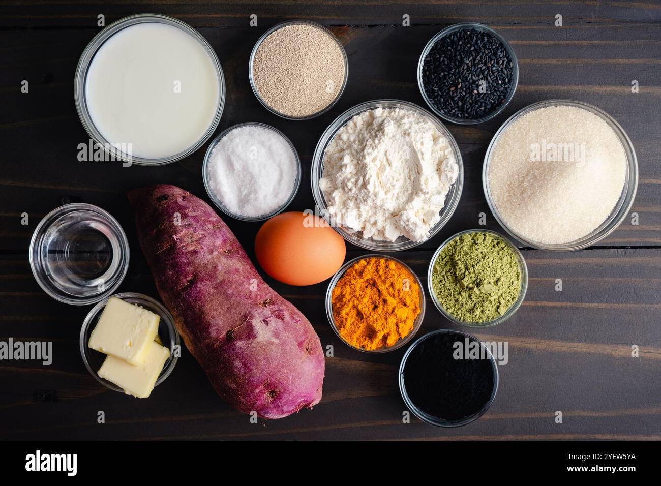 Zutaten für farbenfrohes Brot mit Halloween-Motiv: Brotmehl mit Hefe und natürliche Lebensmittelfarbstoffe wie Matcha, Kurkuma, Holzkohle Stockfoto