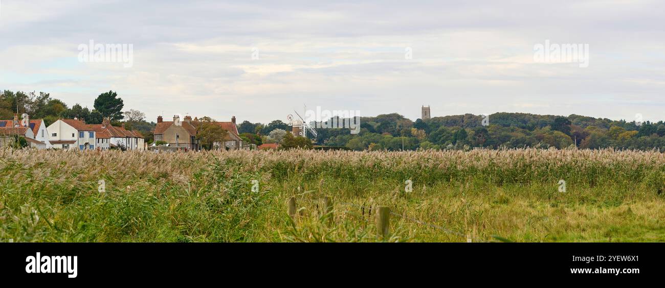 Cley Next the Sea Salt Marshes Windmühle und Dorf North Norfolk Coast Stockfoto