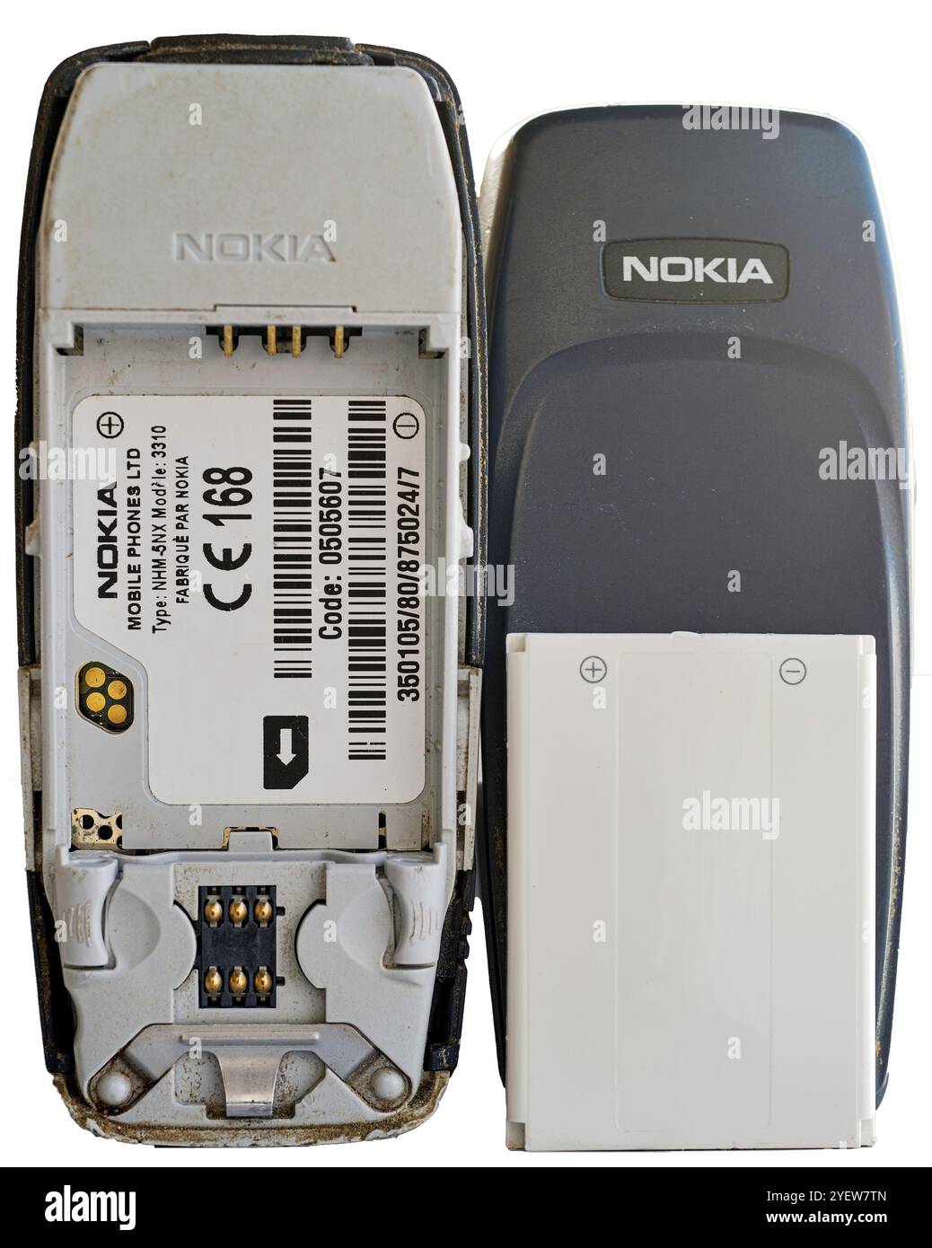NOKIA 2600. Altes Handy, NOKIA 3310, mit entfernter Rückabdeckung und abgenommener Batterie. Sie sehen die Buchsenkontakte und die SIM-Karte Stockfoto