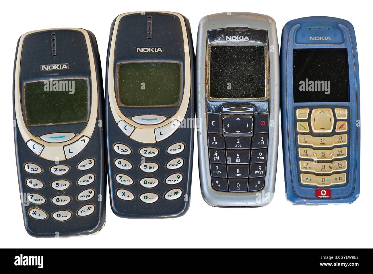 Modugno, Italien - 20. September 2024: Eine Auswahl an alten NOKIA, LG, SAMSUNG, Handys, die defekt, veraltet, nicht funktionsfähig, verschrottet sind, mit b Stockfoto