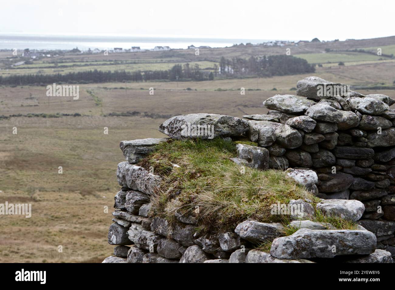 Blick aus den Ruinen eines Hauses in Slievemore verlassenen Dorfruinen Achill Island, County Mayo, republik irland Stockfoto