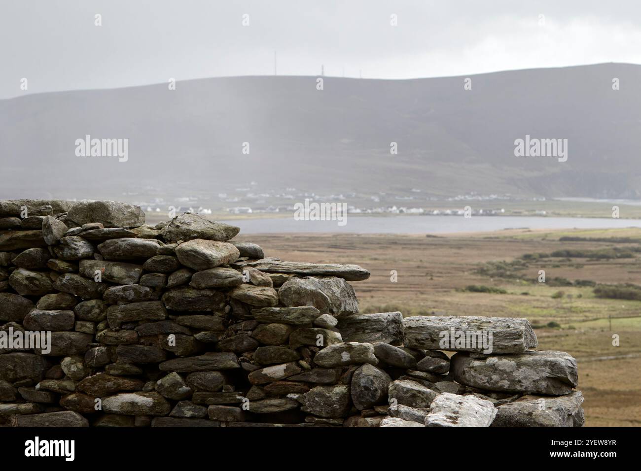 Blick aus den Ruinen eines Hauses in Slievemore verlassenen Dorfruinen Achill Island, County Mayo, republik irland Stockfoto