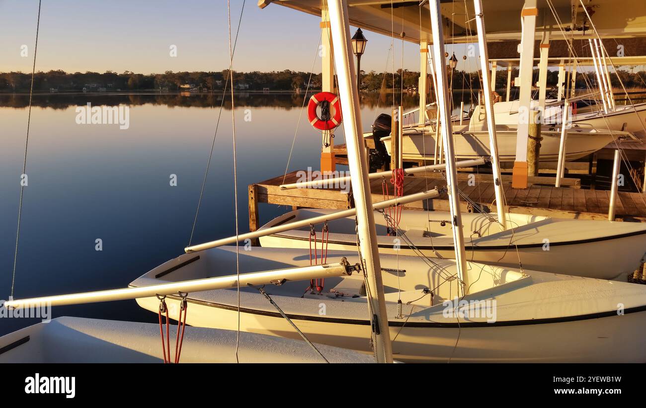 Ein Blick auf kleine Schlauchboote, die am Rollins College angedockt wurden. Stockfoto