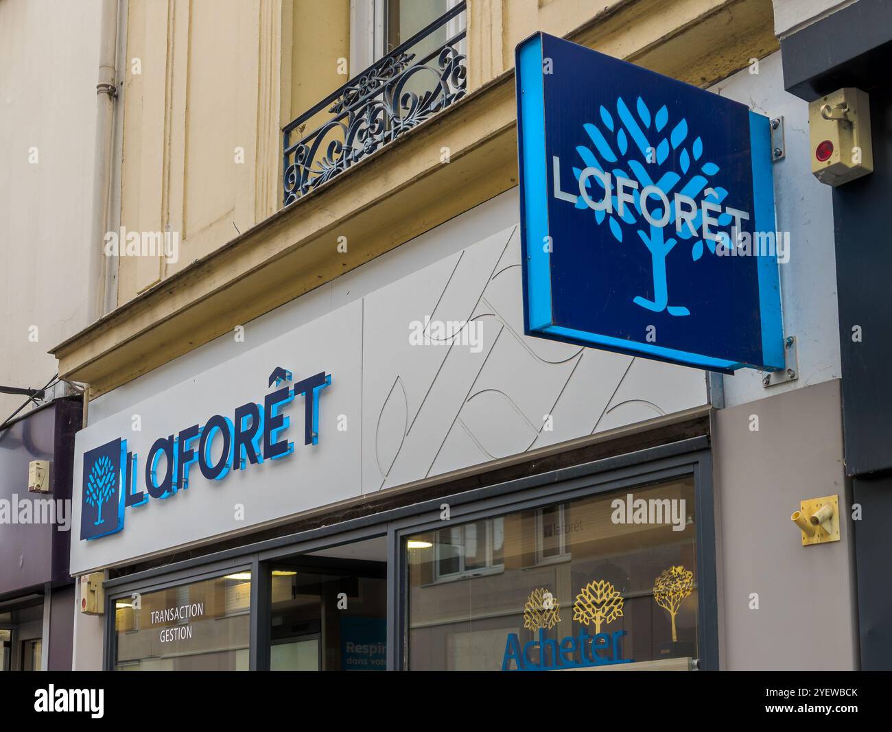 Zeichen und Logo einer Immobilienagentur Laforêt. Laforêt ist ein französisches Netzwerk von Franchise-Agenturen, die sich auf Immobilien spezialisiert haben Stockfoto