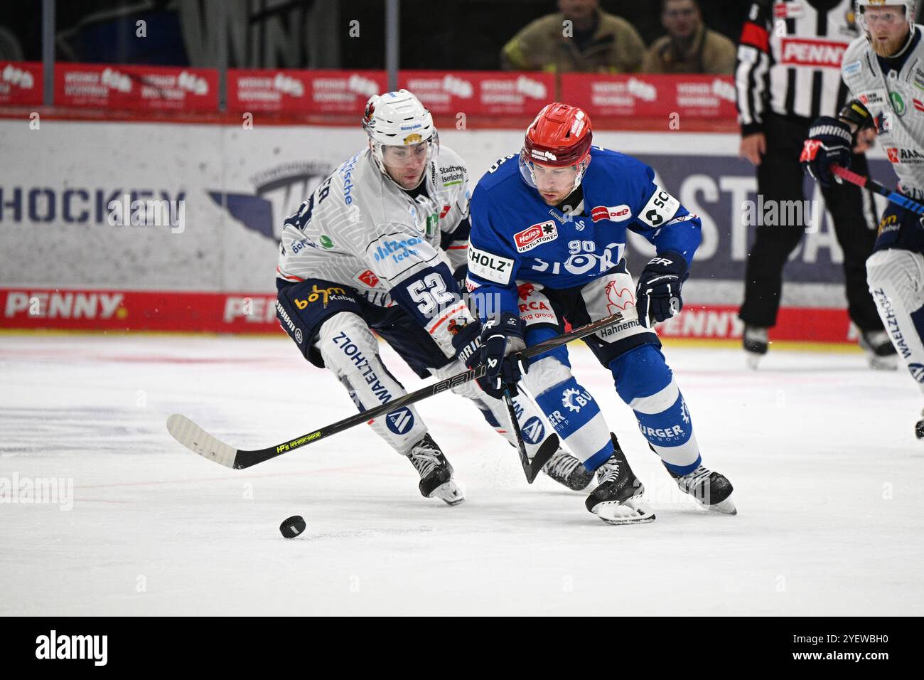 (v.l.n.r.) Sven Ziegler (Iserlohn Roosters #52) Tylor Spink (Schwenninger Wild Wings #90) Schwenninger Wild Wings gegen Iserlohn Roosters, Eishockey, DEL, Spieltag 14, Saison 2024/2025, 01.11.2024 Foto: Eibner-Pressefoto/Sven Laegler Stockfoto