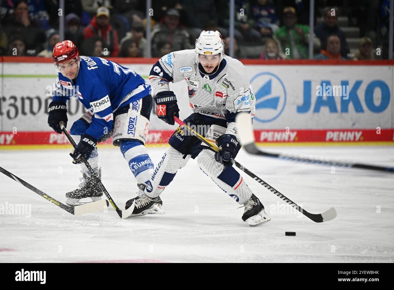 Matt Puempel (Schwenninger Wild Wings #73) Michael Dal Colle (Iserlohn Roosters #91) Schwenninger Wild Wings gegen Iserlohn Roosters, Eishockey, DEL, Spieltag 14, Saison 2024/2025, 01.11.2024 Foto: Eibner-Pressefoto/Sven Laegler Stockfoto