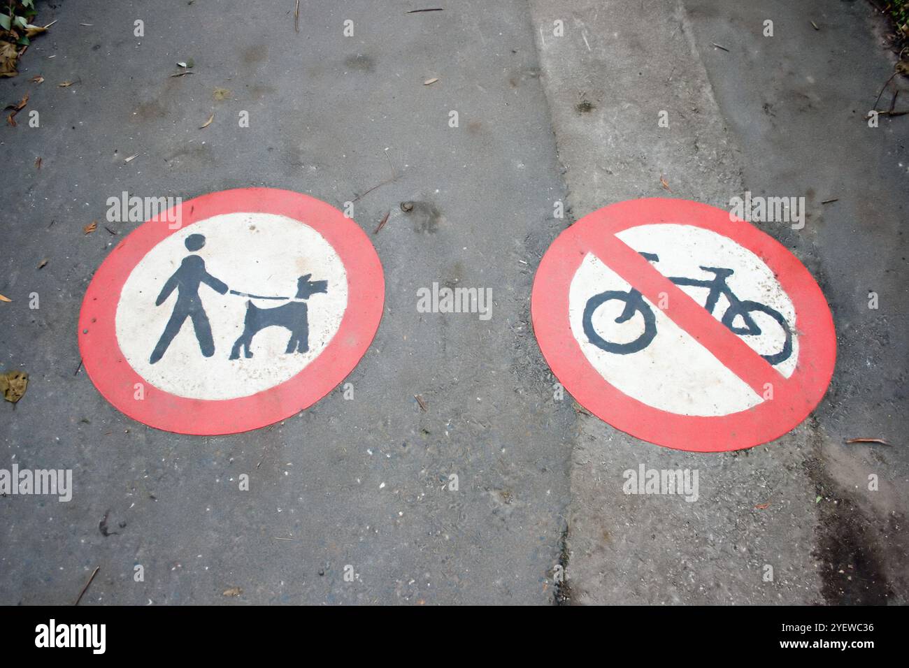 Kein Radfahren und Hunde in einem öffentlichen Park auf einem Bleischild halten. Stockfoto