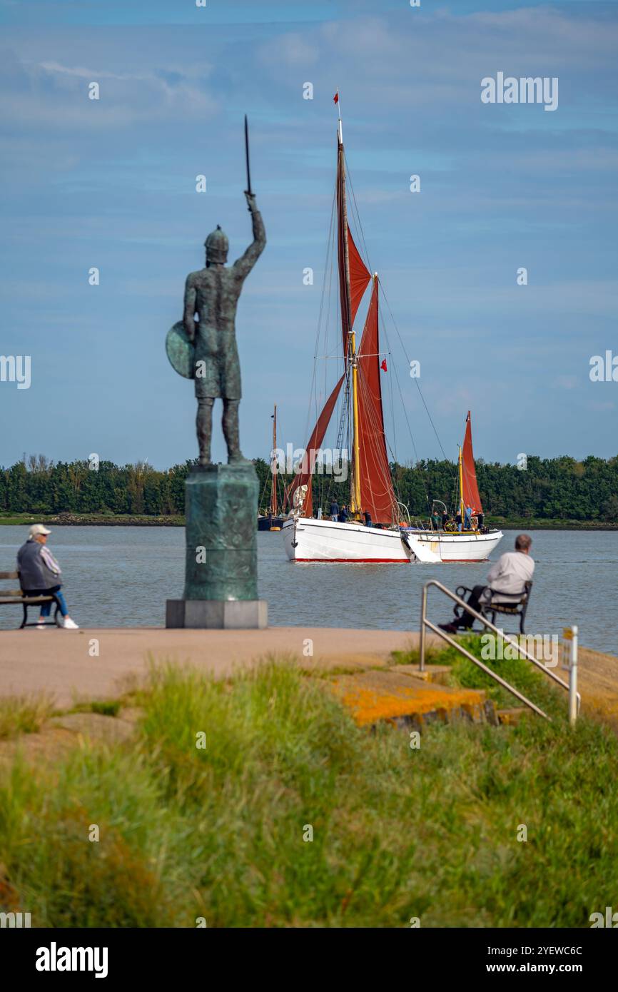 Der Themsenkahn nähert sich Maldon auf dem Fluss Chelmer Stockfoto