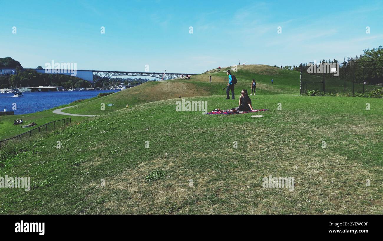Seattle, Washington, USA - 25.09.2018: Ein Blick auf die Menschen, die den Blick auf den Lake Union im Gas Works Park genießen. Stockfoto
