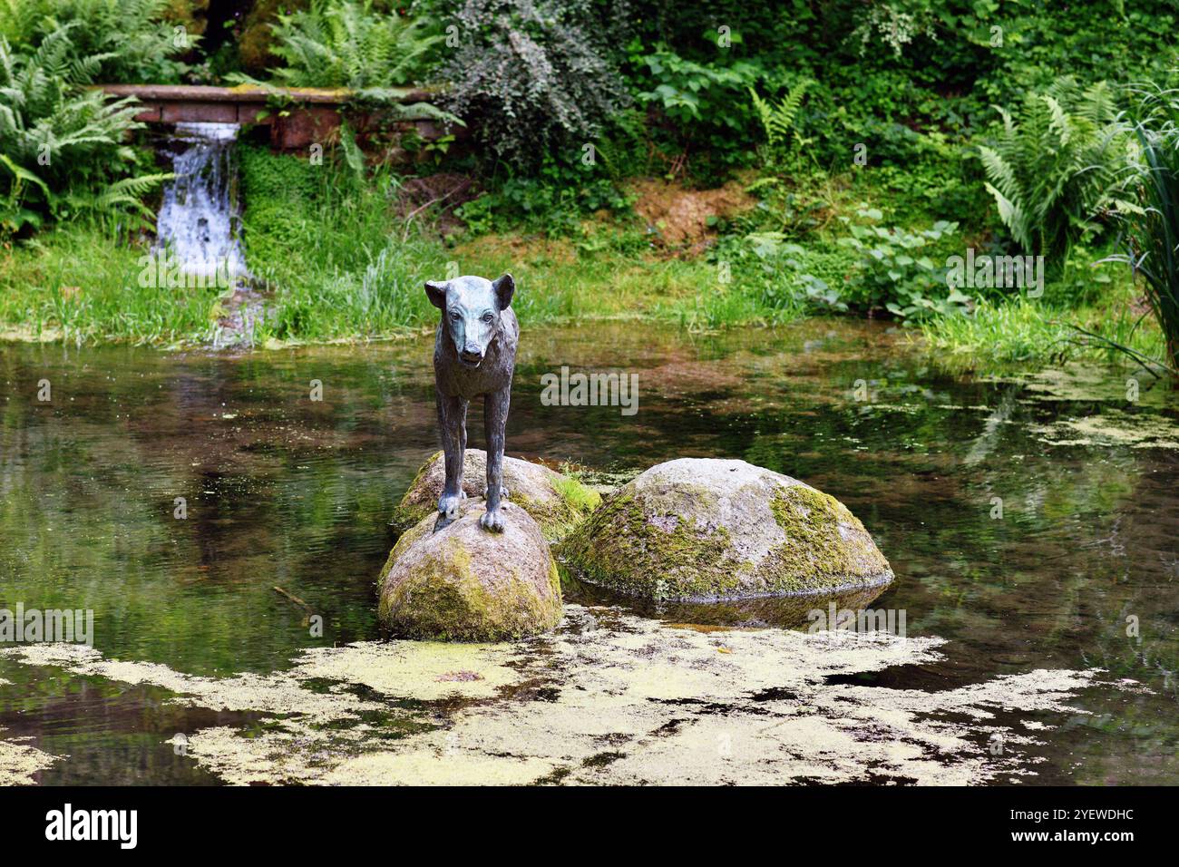 Heidelberg - 8. Juni 2024: Wolfsplastik im historischen Wolfsbrunnen in Heidelberg Schlierbach Stockfoto