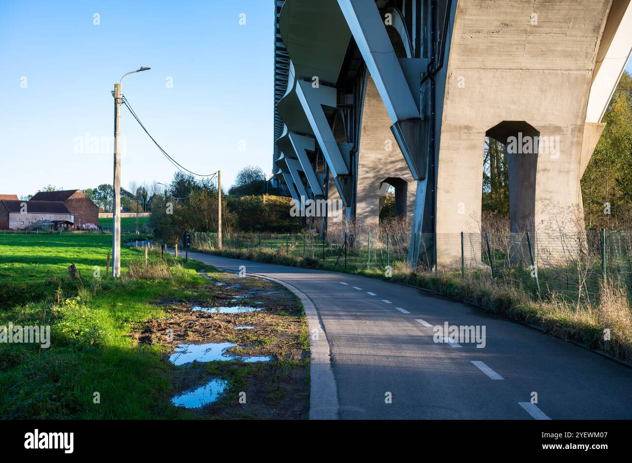 Bau von Radwegen und Betonbrücken in Sint Anna Pede, Flandern, Belgien Stockfoto