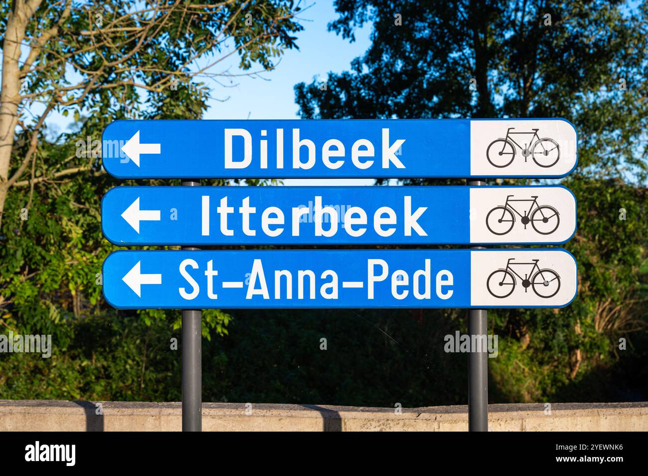 Wegweiser zum Dorf auf einem speziellen Radweg in Sint Anna Pede, Flandern, Belgien, 23. Oktober 2024 Stockfoto