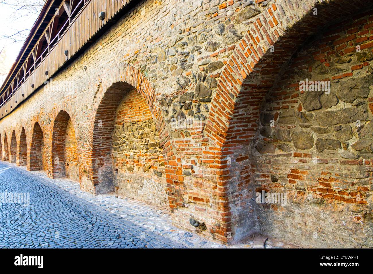 Verteidigungsmauer der Zitadelle. Alte Verteidigungsmauer in der Cetatii-Straße in Sibiu, Rumänien Stockfoto