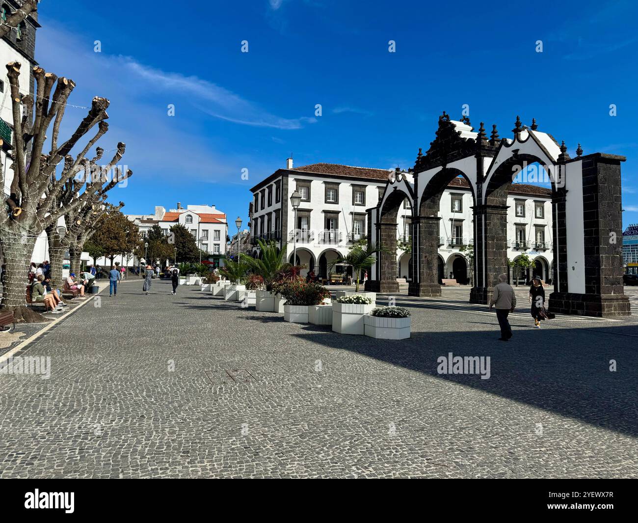 Stadttoren und Kopfsteinpflasterplatz in Ponta Delgada, São Miguel Island, Azoren, Portugal, an einem hellen Frühlingstag. - Smartphone-aufgenommenes Stockfoto