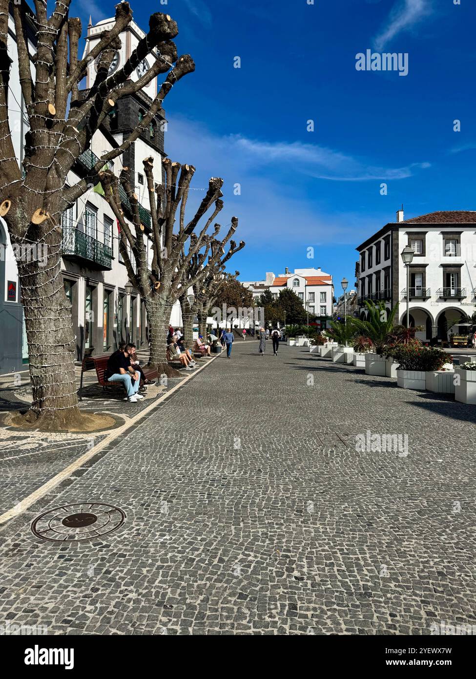 Stadttoren und Kopfsteinpflasterplatz in Ponta Delgada, São Miguel Island, Azoren, Portugal, an einem hellen Frühlingstag. - Smartphone-aufgenommenes Stockfoto