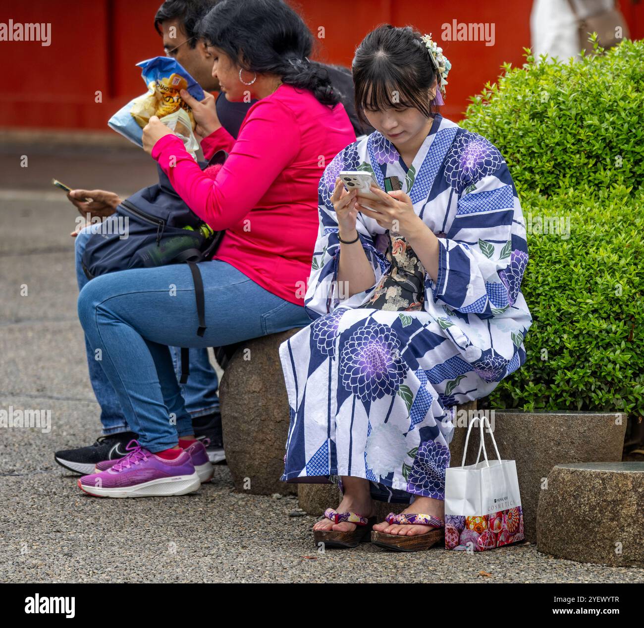 Junge attraktive Japanerin in Kimono am 6. Oktober 2024 im Senso-Ji-Tempel in Tokio Stockfoto