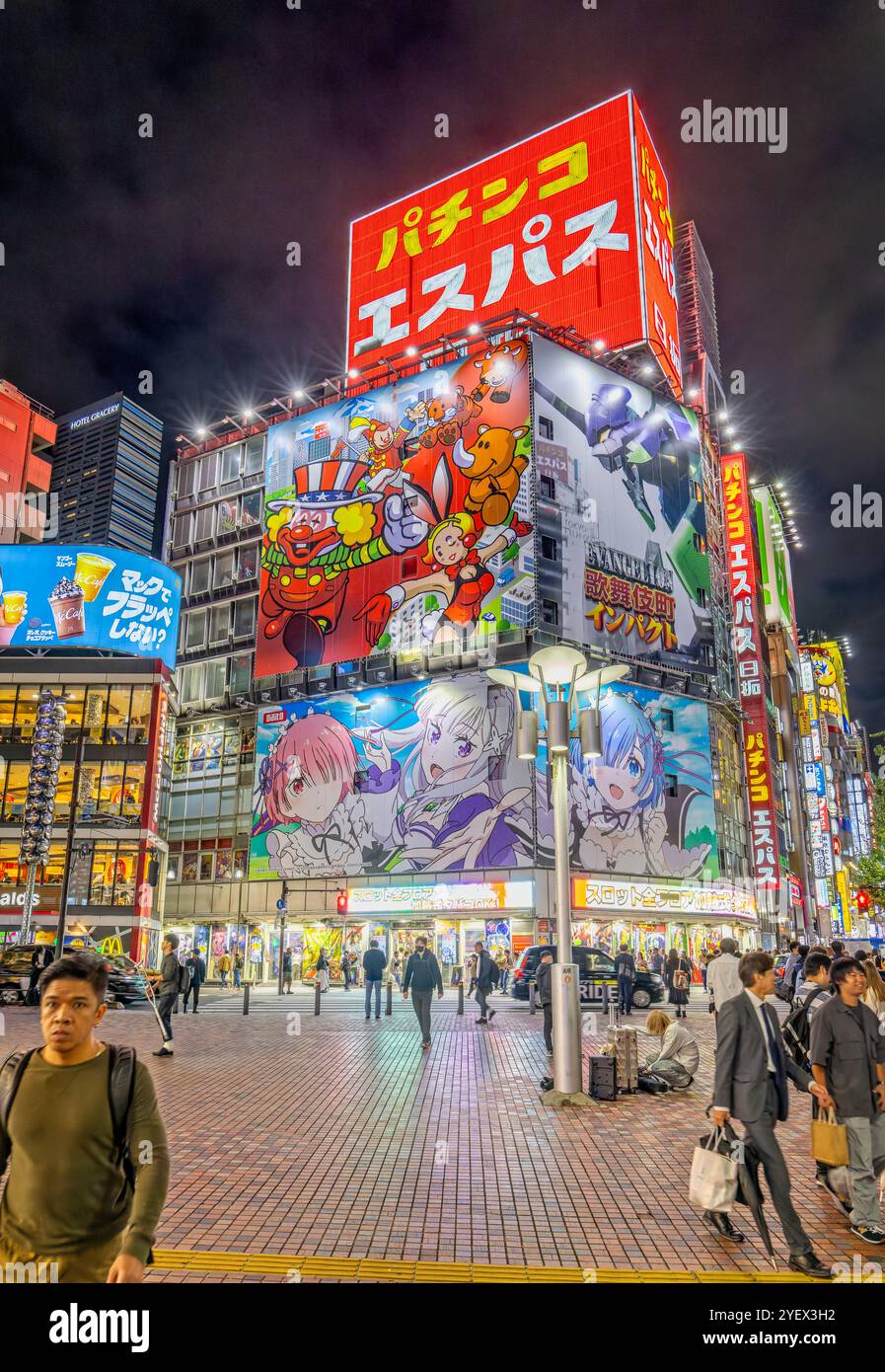 Überfülltes Kabukicho-Viertel bei Nacht mit hell beleuchteten Gebäuden und Werbeanzeigen in Tokio, Japan am 9. Oktober 2024, Stockfoto