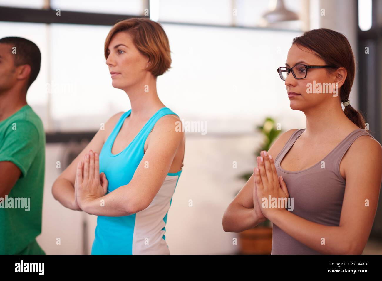 Gebetshände, entspannen oder Leute im Yoga-Kurs für Chakra-Energie, mentale Therapie und inneren Frieden. Gruppe, Meditation und Zen Yogi im Studio mit spirituellem Stockfoto