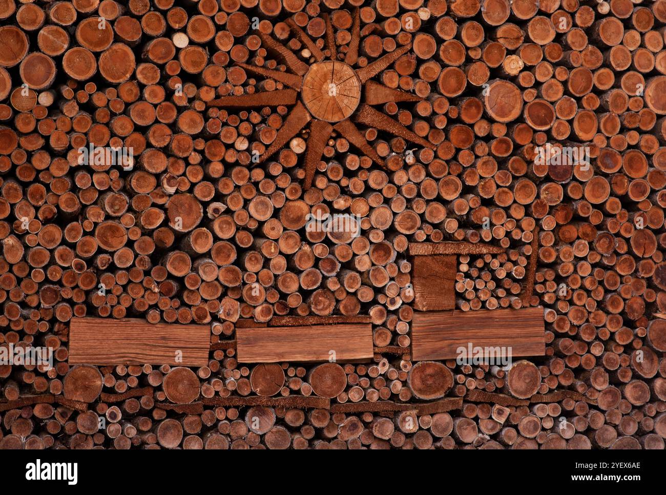 Eine detaillierte künstlerische Anordnung aus unterschiedlich großen Holzschnitten, die ein rustikales und kompliziertes Schauspiel schaffen. Das Design enthält ein Sonnensymbol A Stockfoto