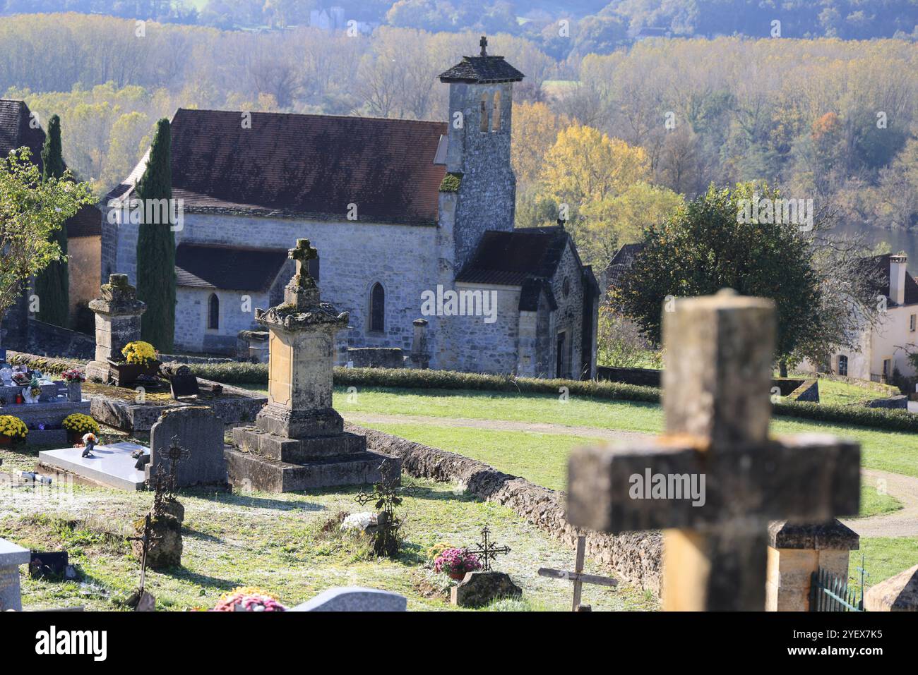 Landfriedhof am Allerheiligen-Tag. Anbetung und Erinnerung an die Toten. Périgord, Dordogne, Nouvelle Aquitaine, Frankreich, Europa. Foto von Hugo Martin. Stockfoto