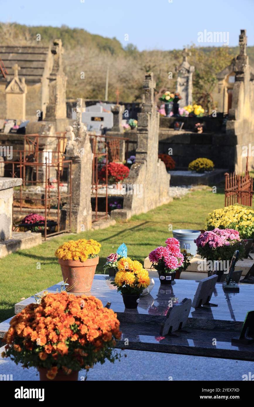 Landfriedhof am Allerheiligen-Tag. Anbetung und Erinnerung an die Toten. Périgord, Dordogne, Nouvelle Aquitaine, Frankreich, Europa. Foto von Hugo Martin. Stockfoto