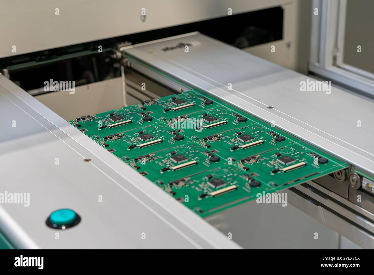 Elektronikplatine auf dem SMT-Förderband der Baugruppe Stockfoto