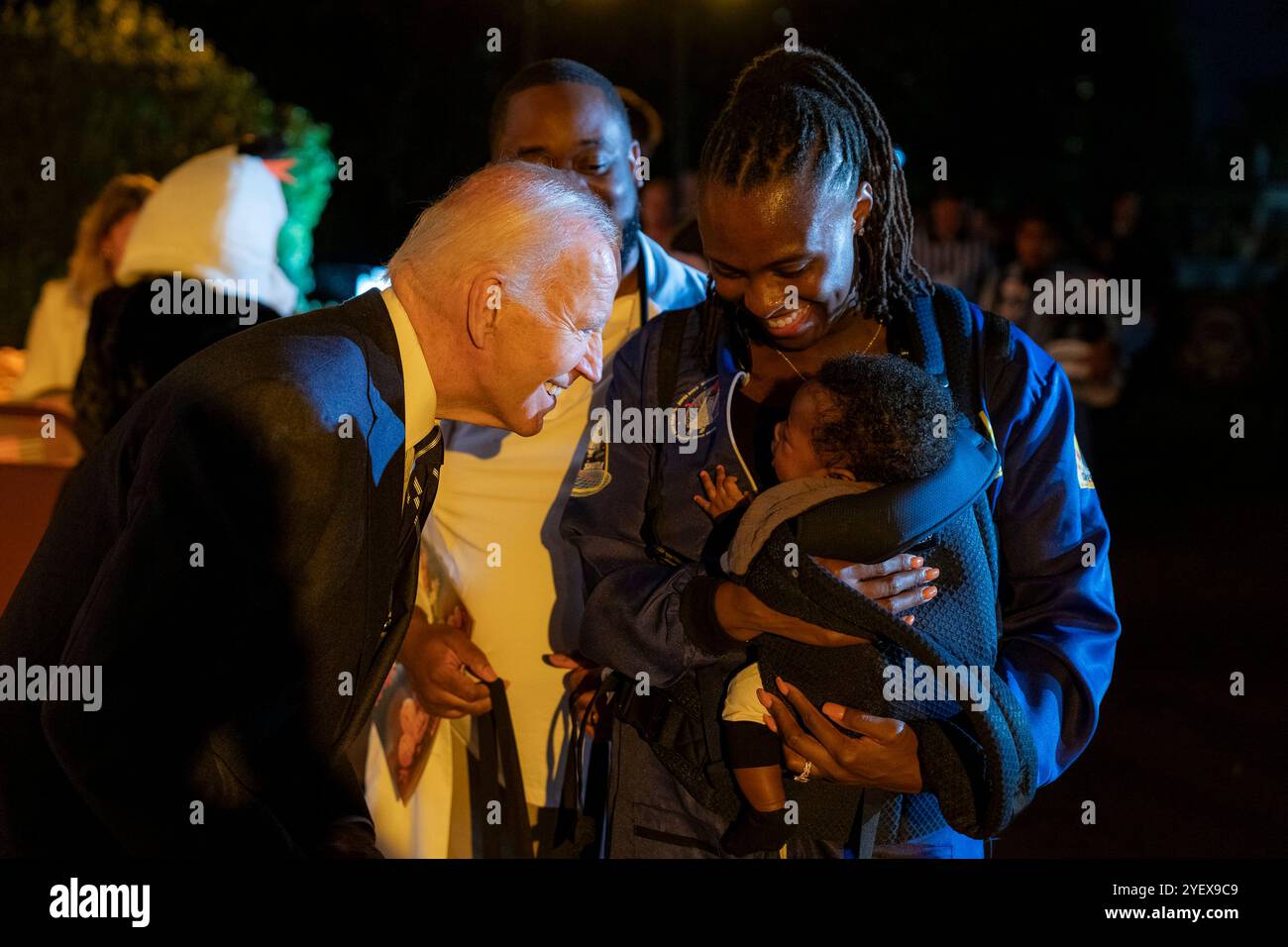 Washington, Usa. November 2024. U. US-Präsident Joe Biden verteilt Süßigkeiten und Bücher an Trick-or-Treatter, die Halloween im Südportico des Weißen Hauses feiern, 30. Oktober 2024 in Washington, DC Credit: Adam Schultz/White House Photo/Alamy Live News Stockfoto Washington, Usa. November 2024. U. US-Präsident Joe Biden verteilt Süßigkeiten und Bücher an Trick-or-Treatter, die Halloween im Südportico des Weißen Hauses feiern, 30. Oktober 2024 in Washington, DC Credit: Adam Schultz/White House Photo/Alamy Live News Stockfoto