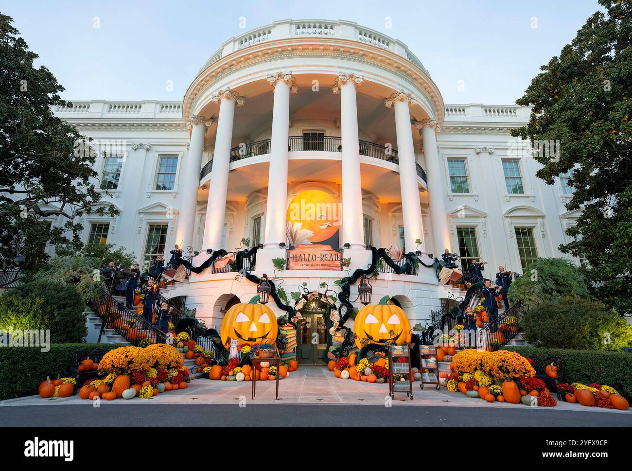 Washington, Usa. 30. Oktober 2024. Der Südflügel des Weißen Hauses wurde für Halloween vor der U dekoriert US-Präsident Joe Biden und First Lady Jill Biden begrüßen Gäste, 30. Oktober 2024 in Washington, DC Credit: Oliver Contreras/White House Photo/Alamy Live News Stockfoto