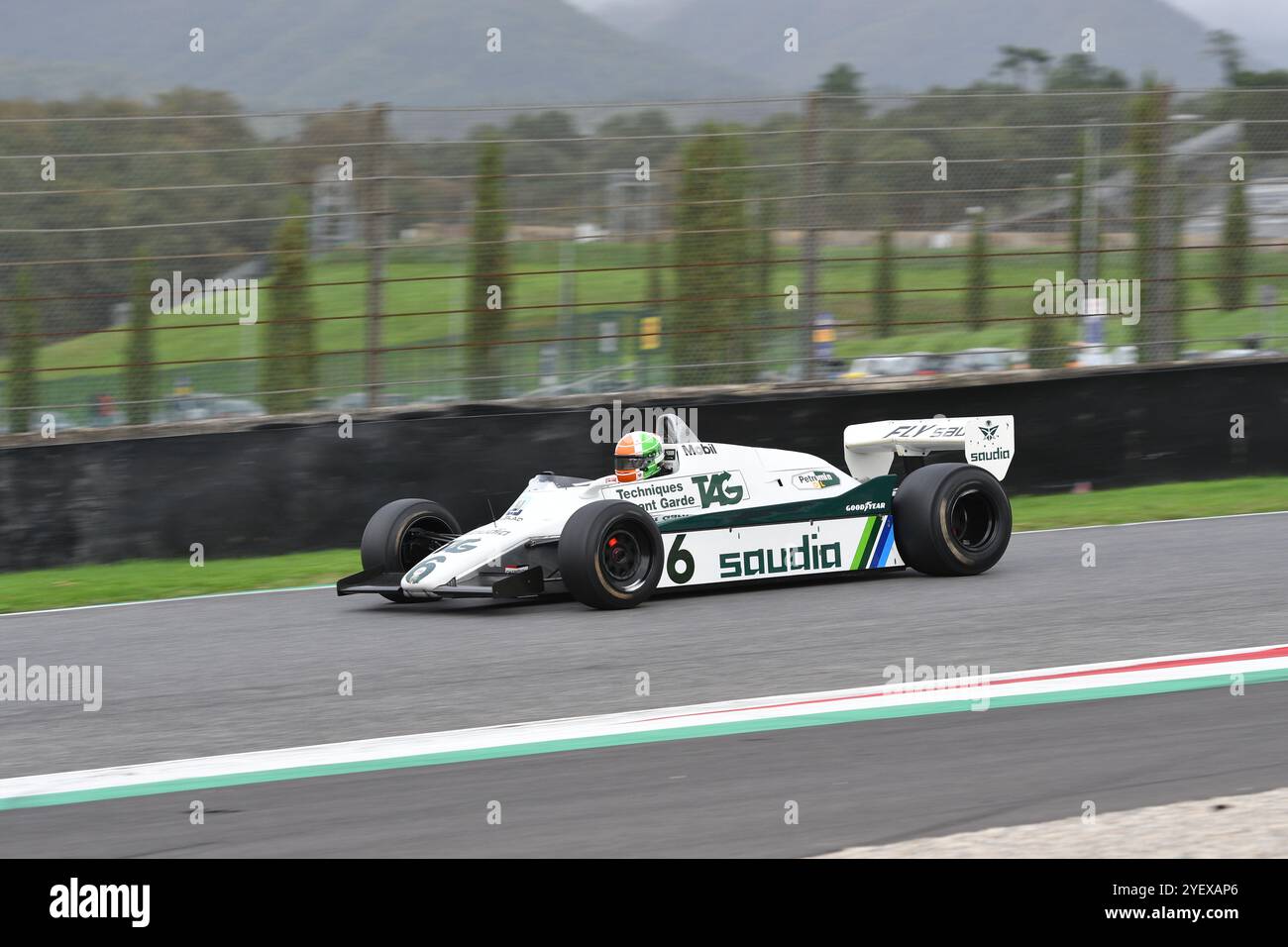 Scarperia, Italien - 12. Oktober 2024: Williams FW08 aus dem Jahr 1982 Ex Keke Rosberg fahren durch unbekannt in Aktion während des Trainings auf dem Mugello Circuit Stockfoto