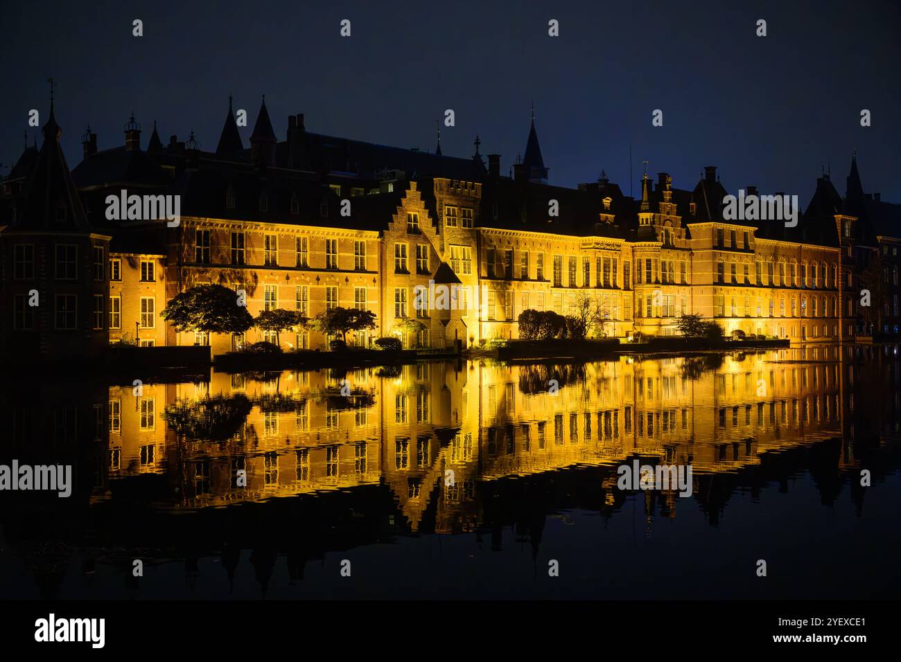 Nächtlicher Blick auf den Binnenhof hinter dem Hofvijver, mit Reflexionen auf dem Wasser, den Haag, Niederlande Stockfoto