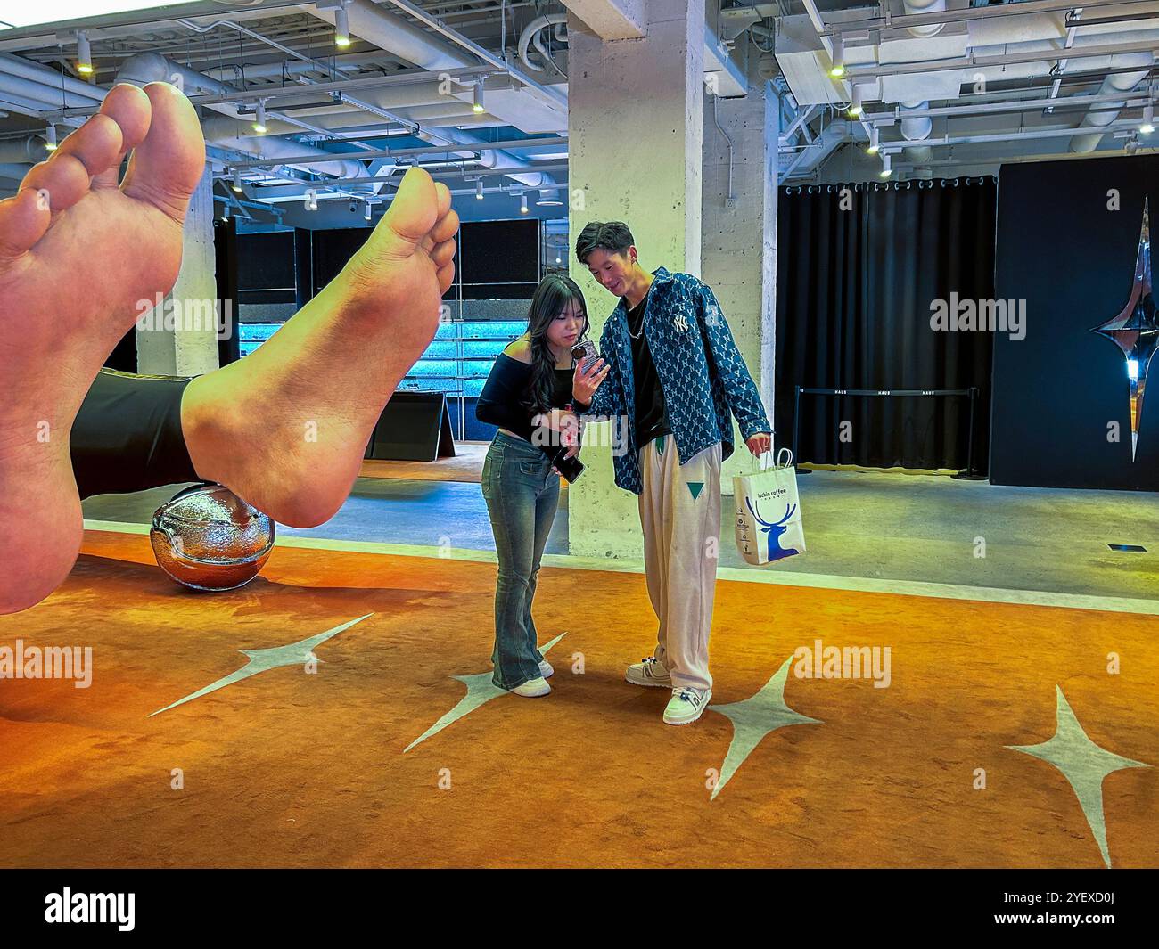 Shanghai, China, Chinesen, Junges Paar, Reden, Shopping im Luxury Concept Store, „Gentle Monster » Inside“, Ausstellung moderner Kunst, Füße, Stockfoto