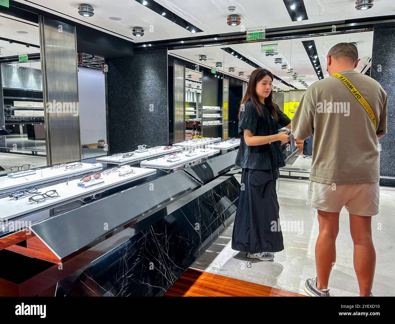 Shanghai, China, Chinesen, Mann Shopping im Luxury Concept Store, „Gentle Monster » Inside“, Gespräch mit Verkäuferin, globale Markeneinkäufe Stockfoto