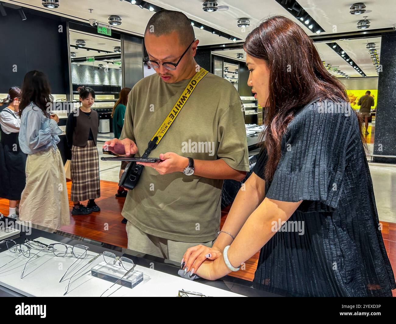 Shanghai, China, Chinesen, Mann, der im Luxury Concept Store einkauft, „Gentle Monster » Inside“, mit Verkäuferin im Gespräch, Mittelklasse asien, Stockfoto