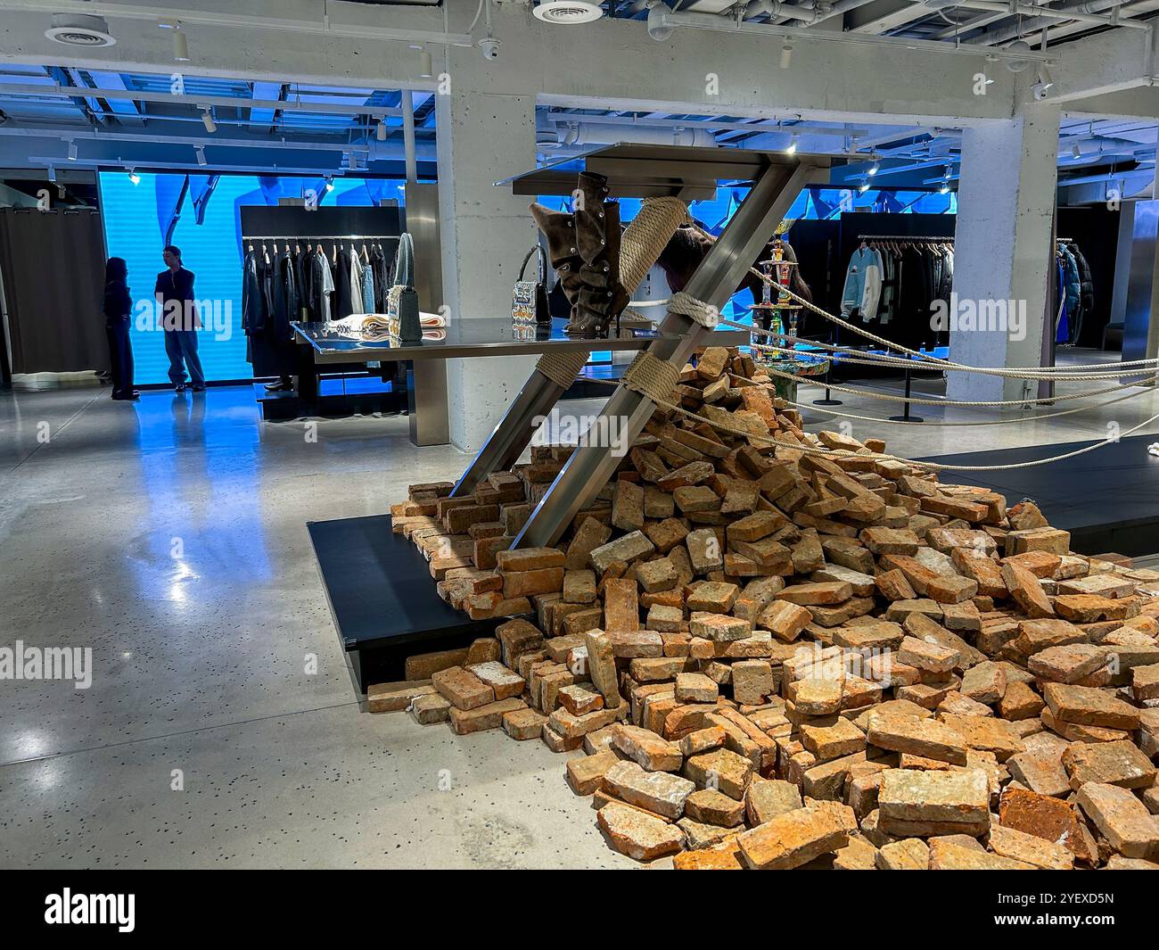 Shanghai, China, Chinesen kaufen im Luxury Concept Store, 'Gentle Monster » Modern Art Expo, Installation, Bricks Display, moderne Galerie Stockfoto