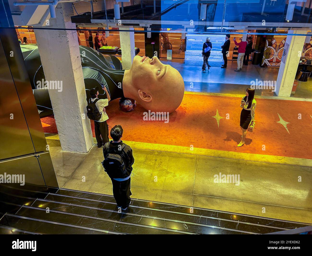 Shanghai, China, Chinesen Shopping im Luxury Concept Store, „Gentle Monster » Modern Art Expo“, Skulptur, Kunst des 21. Jahrhunderts, Modemarken Stockfoto