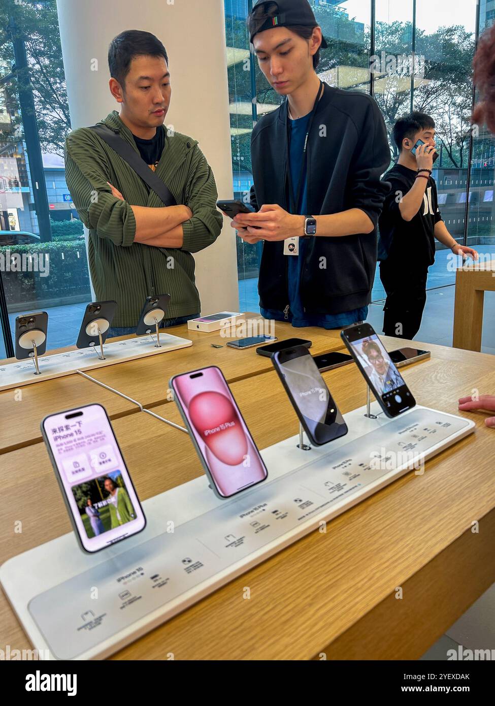 Shanghai, China, geschäftige chinesische Jugendliche, die elektronische Waren kaufen, Smartphones im Apple Store, iPhones, Innenräume, Mobiltelefone Boutique, Stockfoto