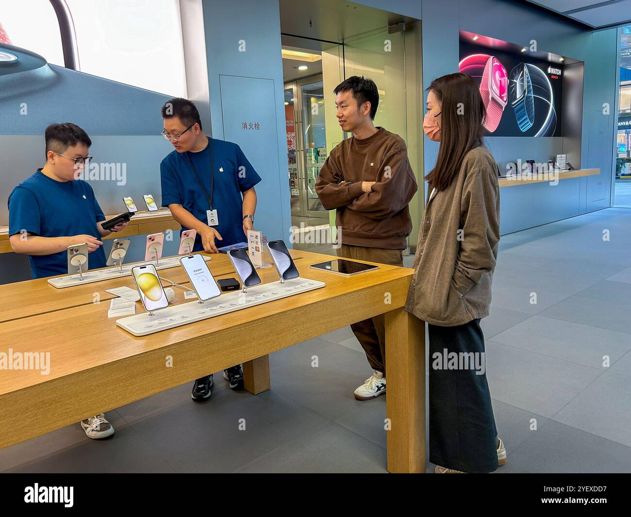 Shanghai, China, Group Chinese Young People Shopping for Electronic Goods, Smartphones im Apple Store, iPhones, Innenräume, Mobiltelefone china Stockfoto