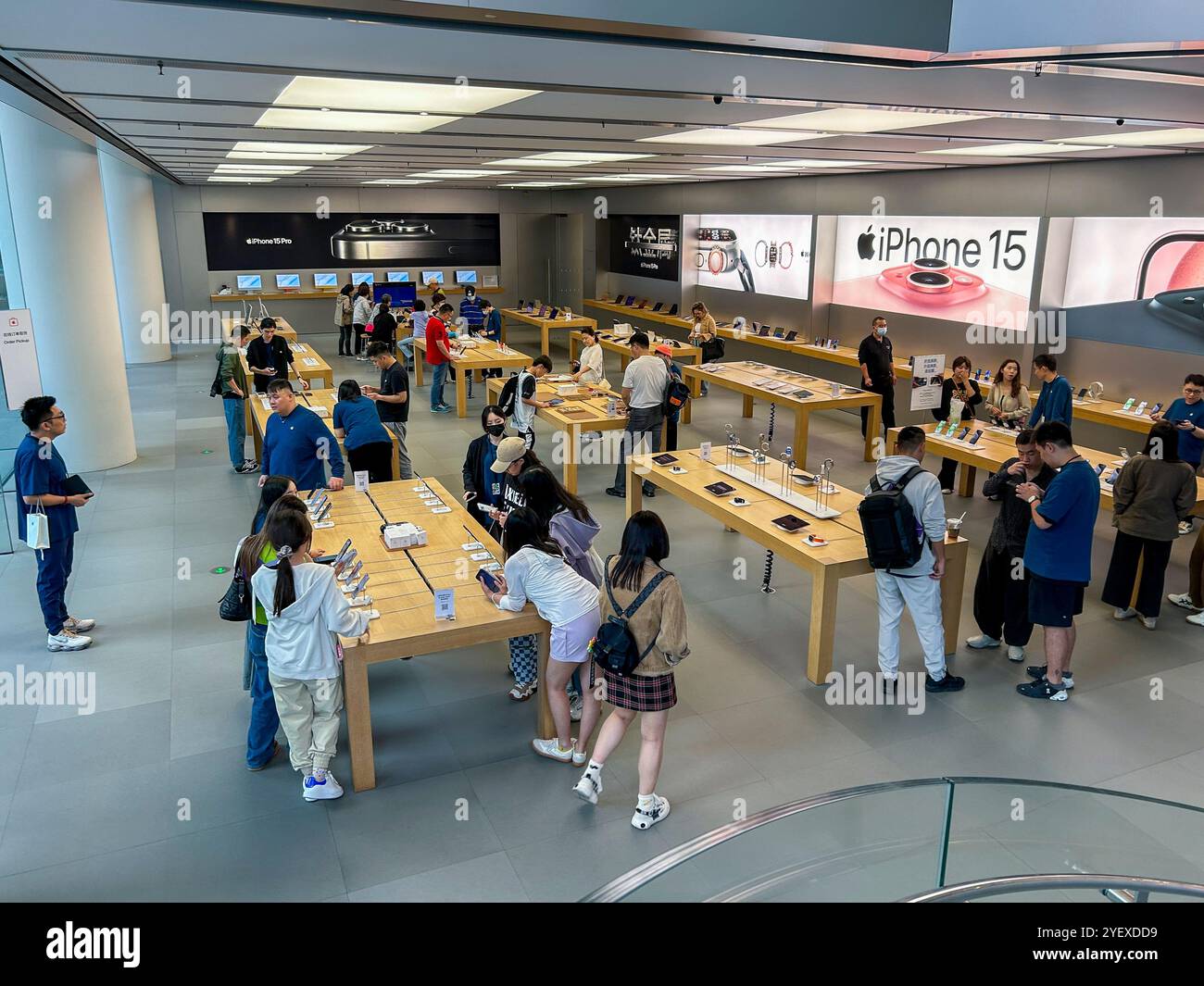 Shanghai, China, Crowd Chinese Young People Shopping for Electronic Goods, Smart Phones Apple Store, iPhones, Interieurs, Handys china, Boutique Stockfoto