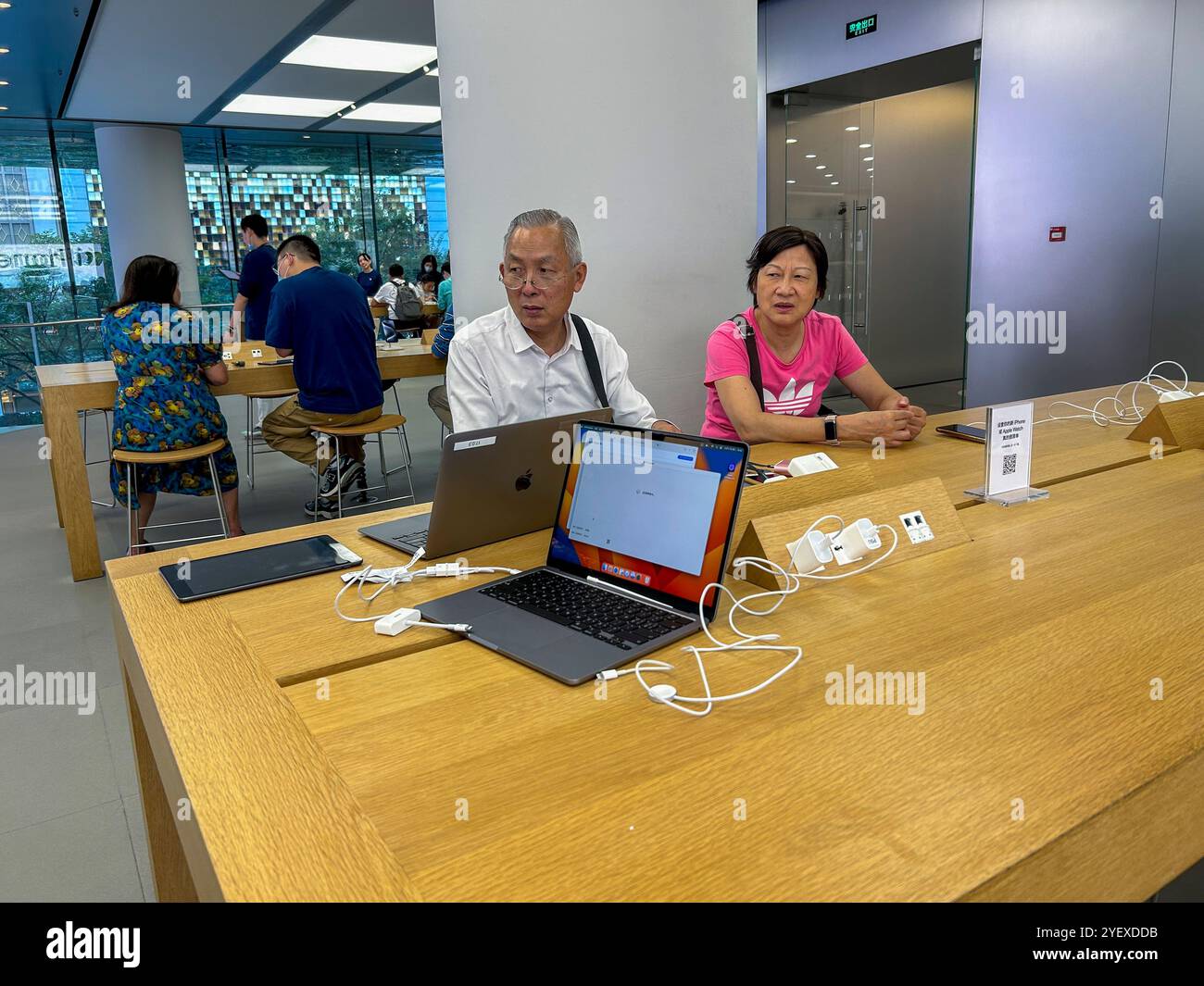 Shanghai, China, Technologiegeschäft, alte Chinesen, Paar Senioren, die elektronische Waren kaufen, Smartphones im Apple Store, iPhones, Tische Stockfoto