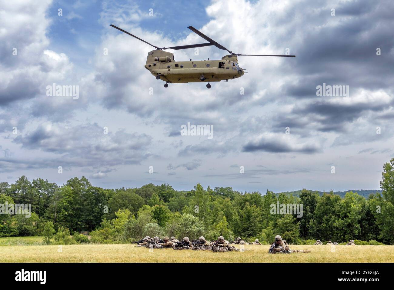 Ein CH-47 Chinook startet, nachdem er am Freitag, den 21. Juni 2024, eine Gruppe von Cadets der United States Military Academy während eines Feldtrainings in West Point, NY, abgesetzt hat. (Foto der US-Armee von Christopher Hennen, USMA) Stockfoto