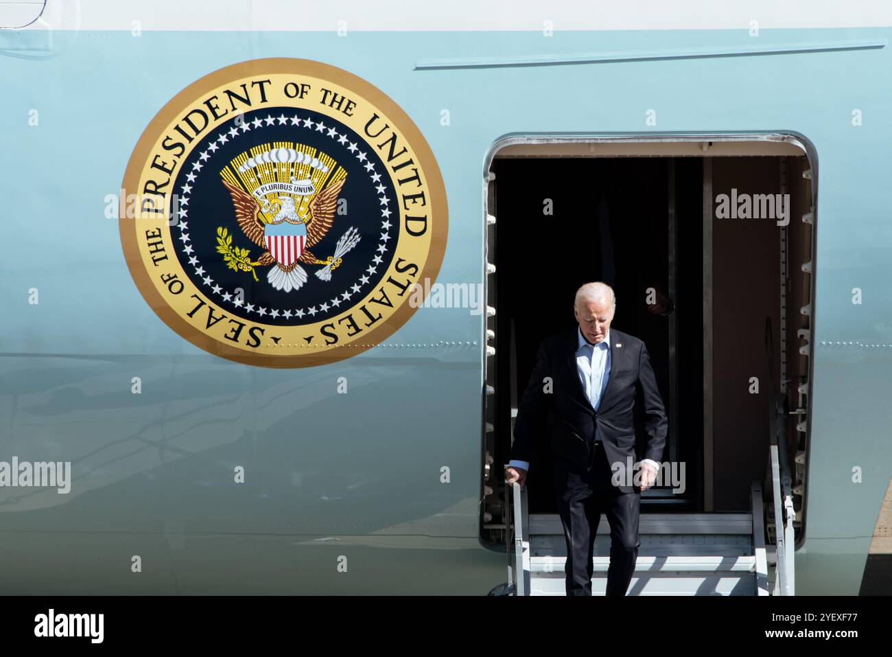 Der Präsident der Vereinigten Staaten von Amerika, Joseph Biden, verlässt die Air Force One am 26. Oktober 2024 im 171. Luftbetankungsflügel in der Nähe von Pittsburgh, Pennsylvania. Präsident Biden besuchte Pittsburgh, um mit gewerkschaftsarbeitern bei der Internationalen Gewerkschaft der Arbeitskräfte Nordamerikas zu sprechen, die 1058 vor Ort war. (Foto der U.S. Air National Guard von William Shapiro) Stockfoto