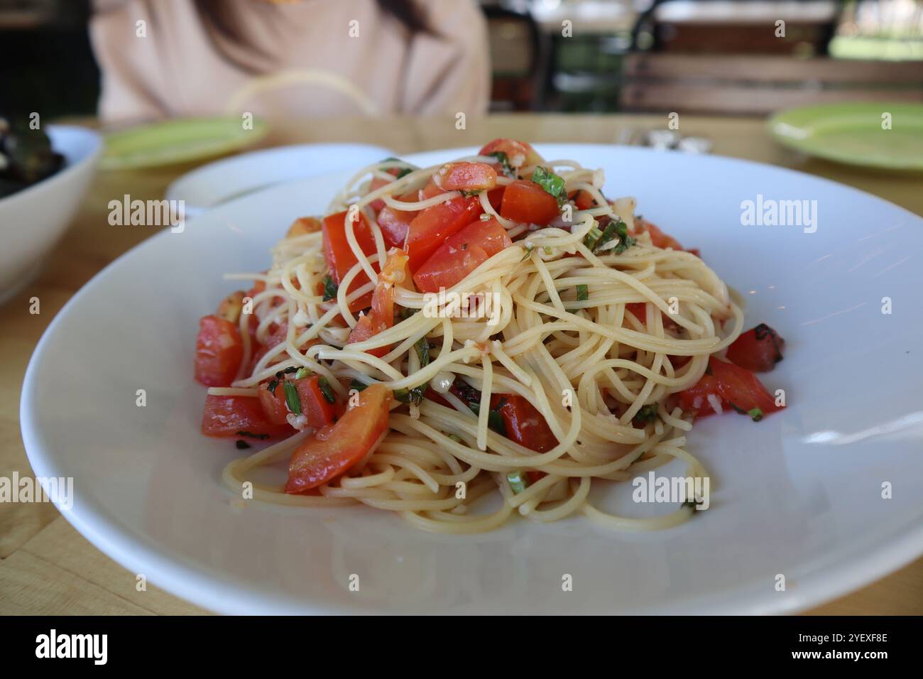 Essen in einem SoCal-Restaurant im Freien mit Pasta-Mahlzeit Stockfoto