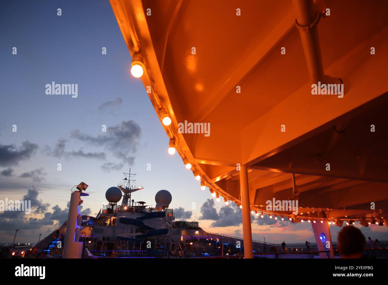 Nassau Karneval Kreuzfahrtschiff Oberdeck bei Nacht mit Lichtern Stockfoto