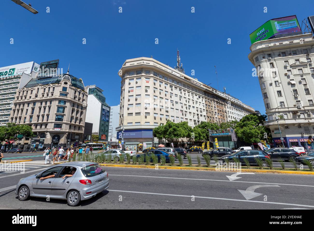 Buenos Aires, Argentinien - 27. Januar 2024 - Auto- und Menschenhandel auf der Av 9 de Julio in der Nähe des Obelisken, Zentrum von Buenos Aires, Argentinien Stockfoto